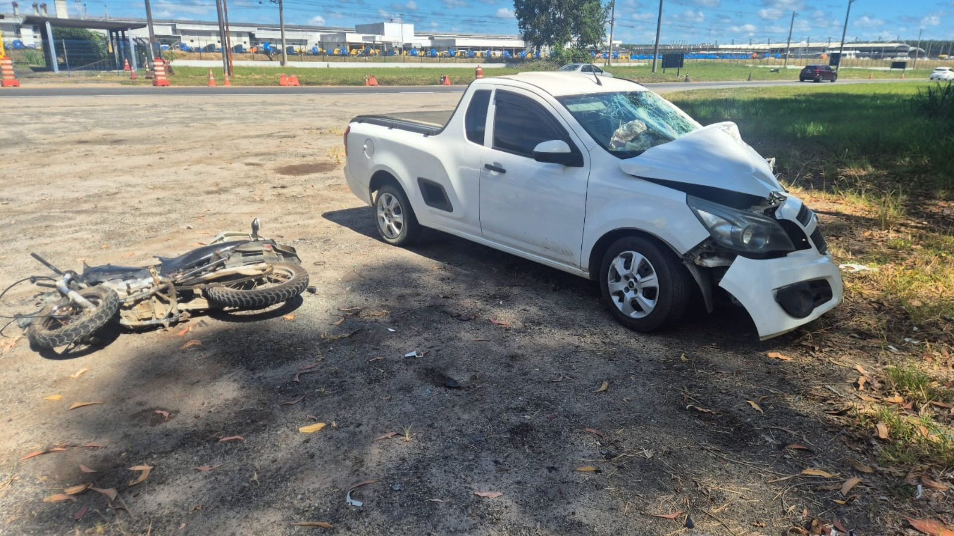 Motociclista morre em acidente com picape durante ultrapassagem na BR-101, em São Mateus