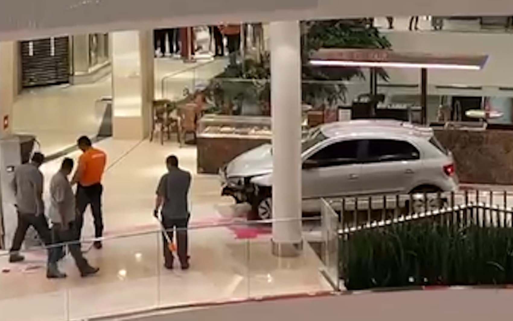 Carro invade Shopping Flamboyant; vídeo