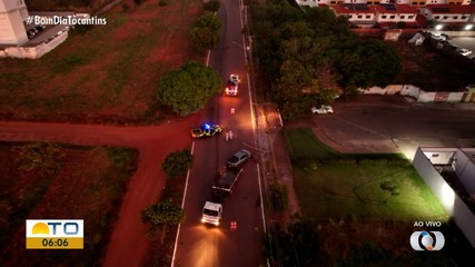 Caminhonete bate em poste na avenida LO-13 em Palmas