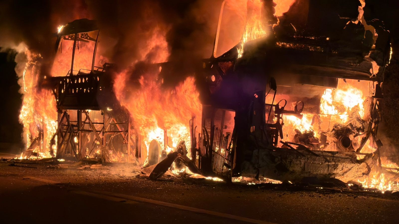 Ônibus de turismo fica destruído após pegar fogo na BR-407, no Piauí
