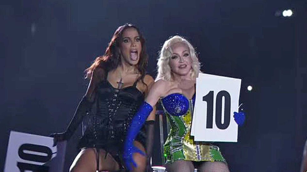 Anitta e Madonna em show em Copacabana, no Rio  Foto: Reproduo / Globo