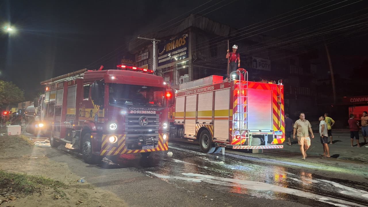 Incêndio destrói loja de construção na Zona Norte de Manaus