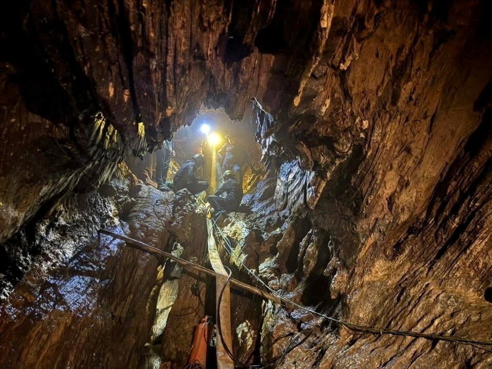Equipes de resgate atuam para salvar pessoas presas em caverna na província de Xaisomboun, no Laos. — Foto: METTA THAM KALASIN RESCUE/Handout via REUTERS
