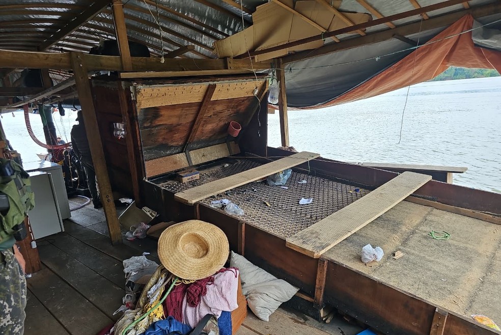 Com os homens foram apreendidas duas embarcações de alumínio — Foto: BPMPA