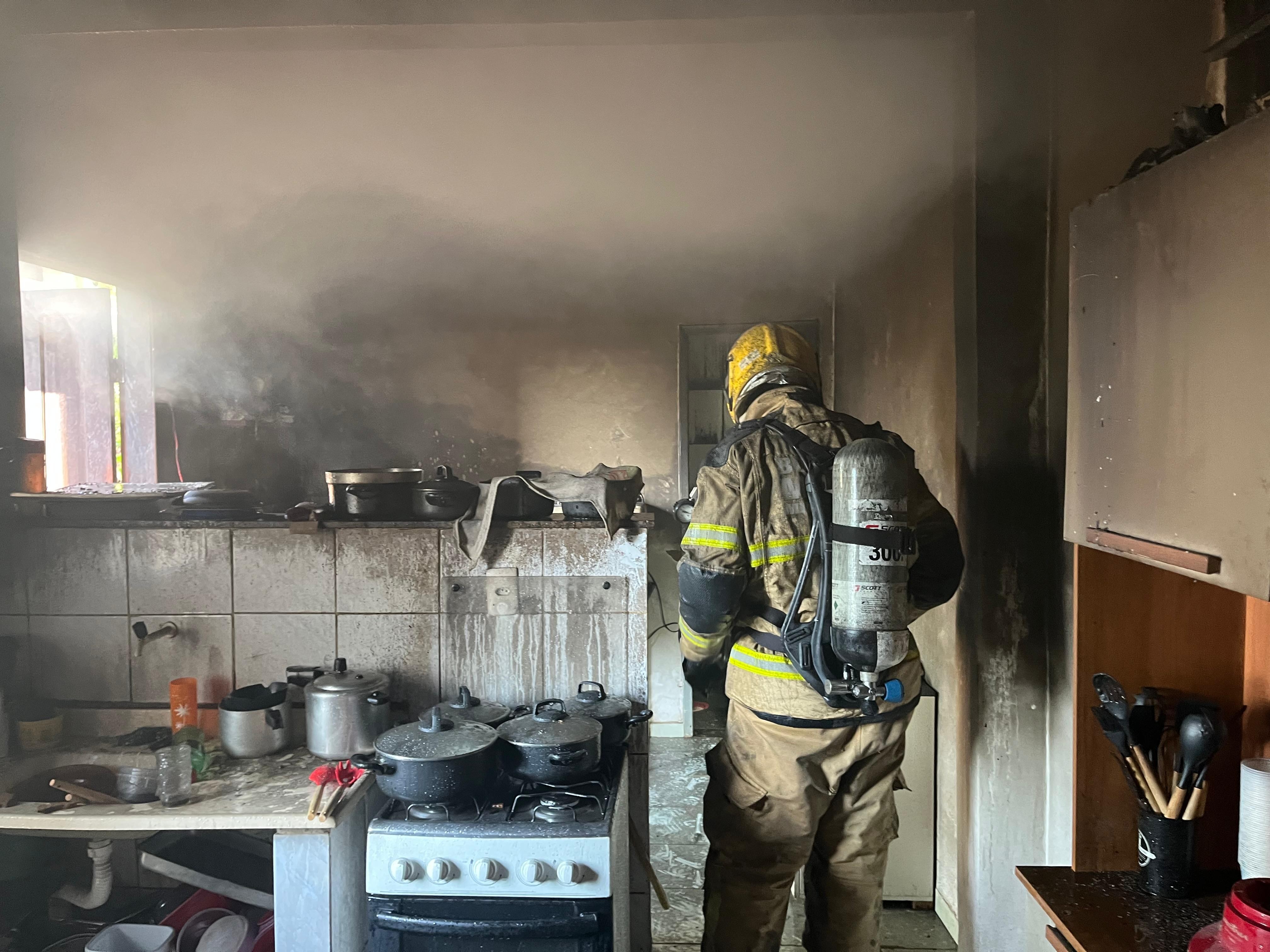 Bombeiros controlam incêndios em casa e em carro em Manhuaçu