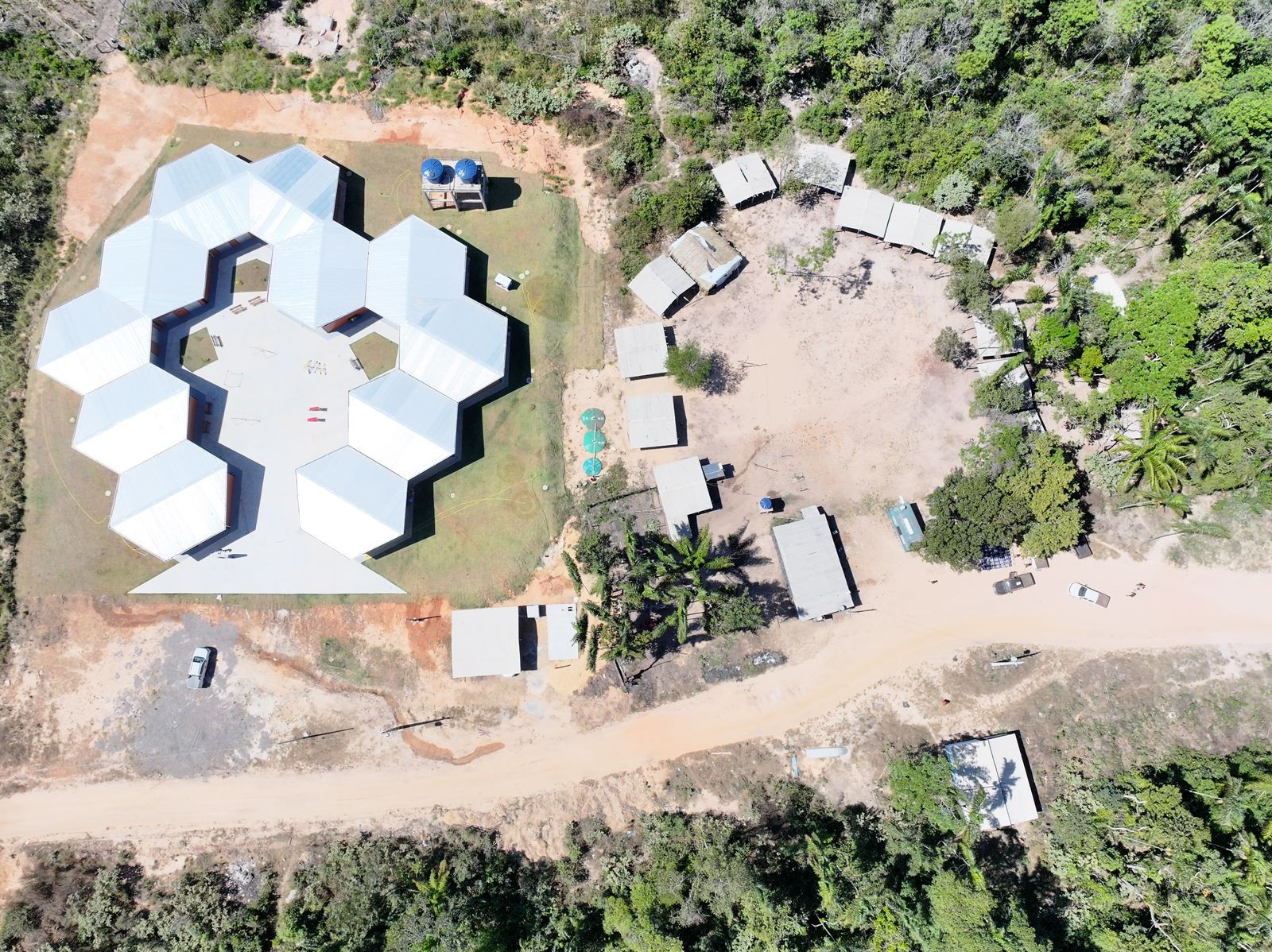 A arquitetura foi pensada para causar o menor impacto possível no território, segundo a Seduc — Foto: Seduc-MT