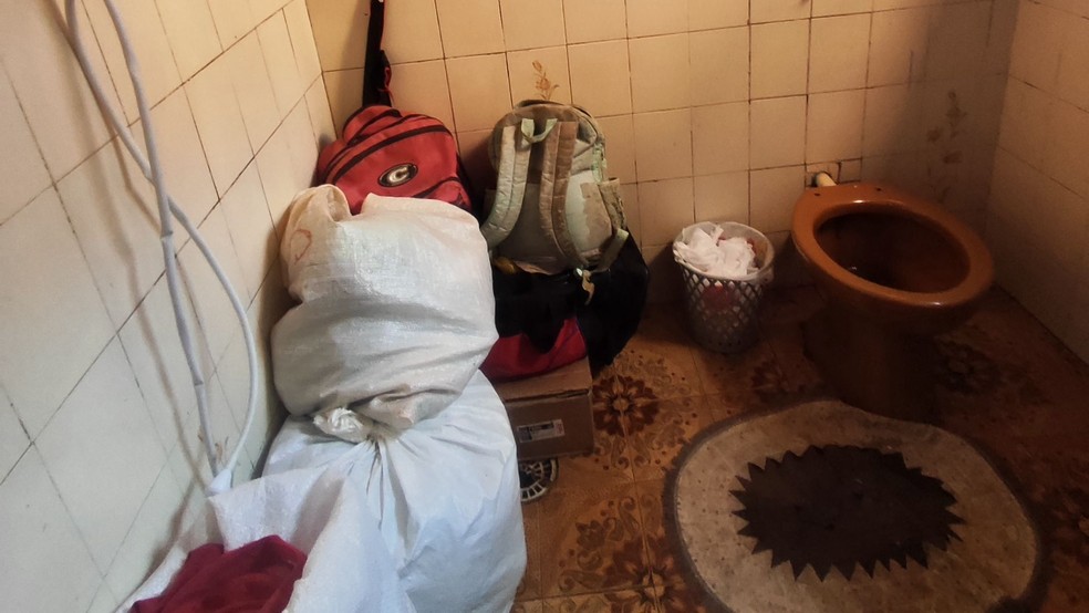 Banheiros eram prec&aacute;rios e alojamento n&atilde;o contava com &aacute;gua pot&aacute;vel &mdash; Foto: AFT/Divulga&ccedil;&atilde;o