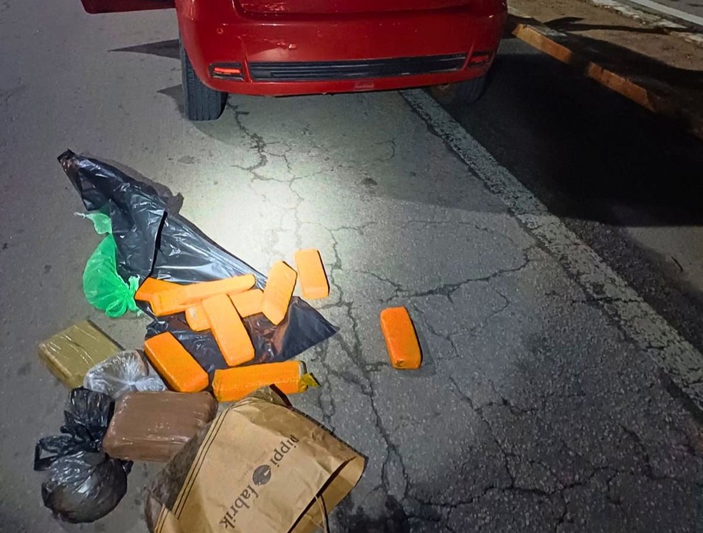 Droga apreendida pela PRF dentro de carro fiscalizado em Lajes, RN — Foto: PRF/Divulgação