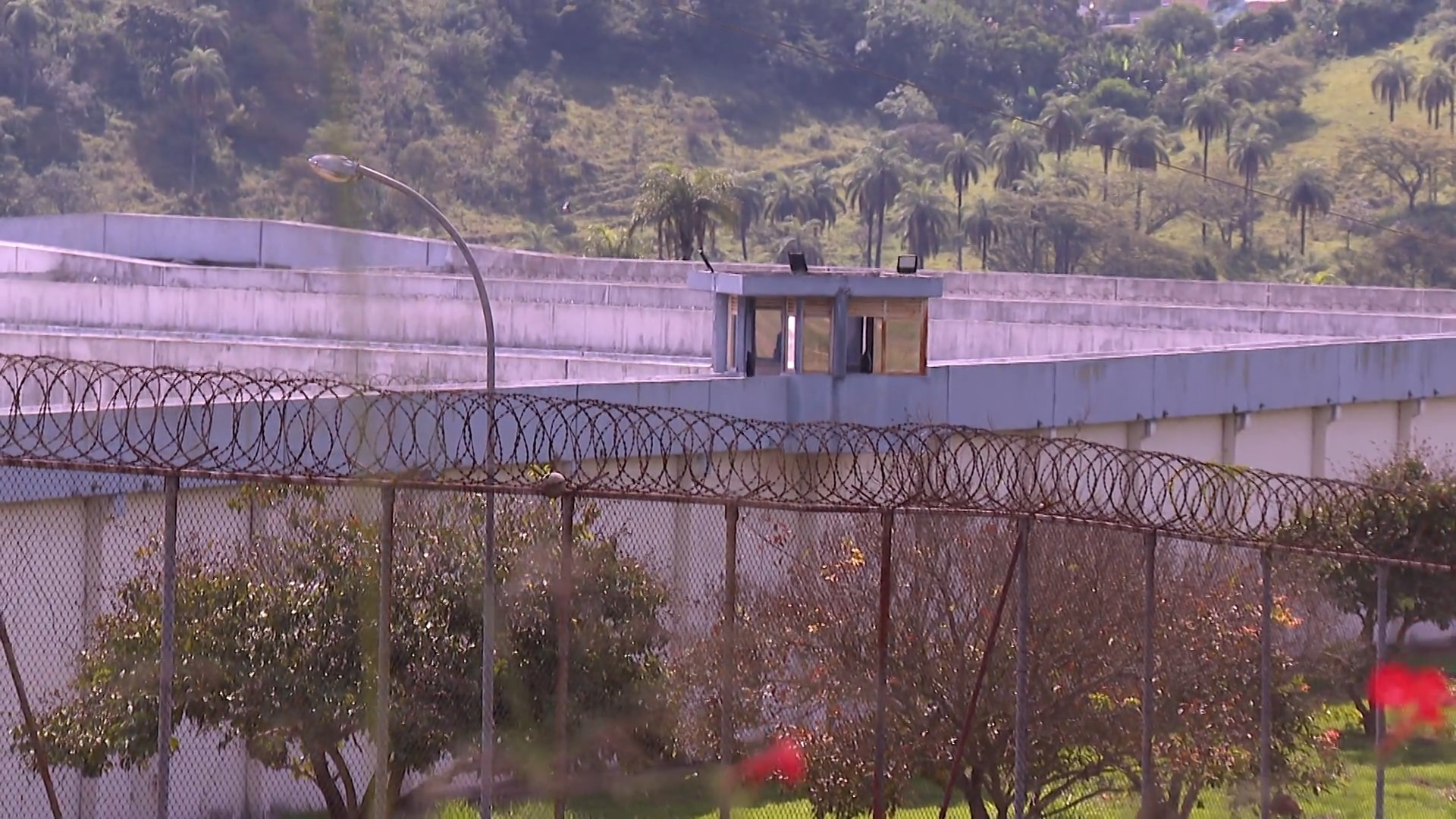 Detento consegue se soltar de algemas antes de atendimento médico e foge de presídio da Grande BH