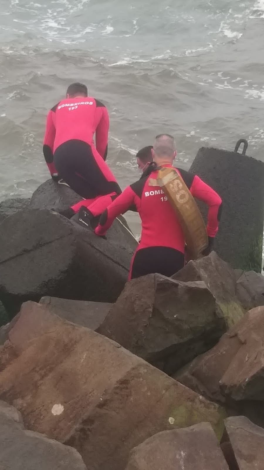 Corpo de pescador desaparecido há 8 dias após embarcação naufragar é encontrado em SC