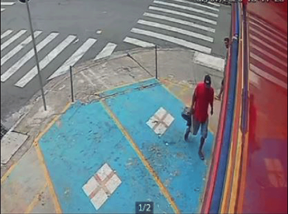 Tentativa de furto na farmácia, impedida pelo dono do estabelecimento, que estava dentro — Foto: Reprodução