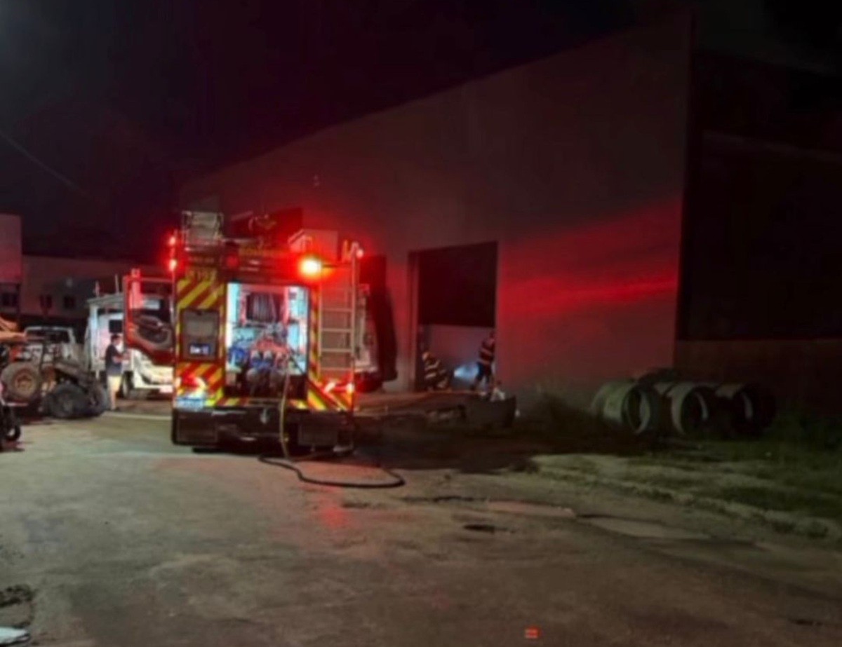 Incêndio destrói oito veículos de esportes de aventura em garagem na Grande Natal