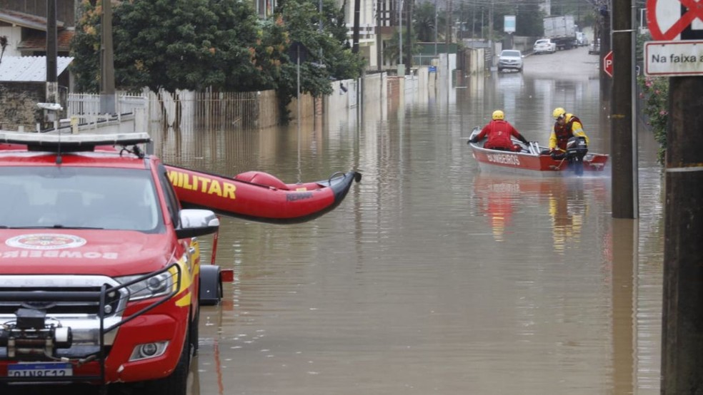 Bombeiros trabalham no bairro Canoas, em Rio do Sul (SC) — Foto: Patrick Rodrigues/ NSC