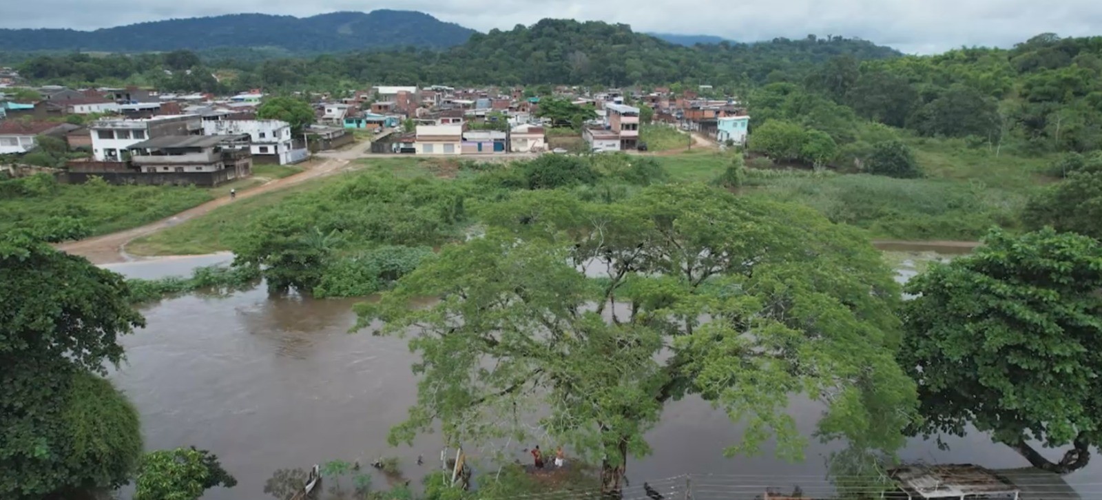 Fortes chuvas causam estragos e deixam moradores desalojados em cidades da Bahia 