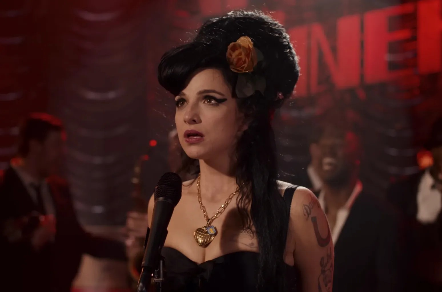 'Back to Black' estreia no Brasil com elogios para atriz que interpreta Amy Winehouse 