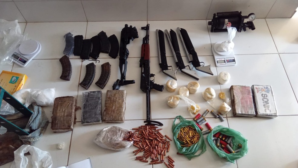 Armas, munições e drogas foram encontradas em uma casa no Bairro Jardim Iracema, em Fortaleza. — Foto: Polícia Militar/ Divulgação