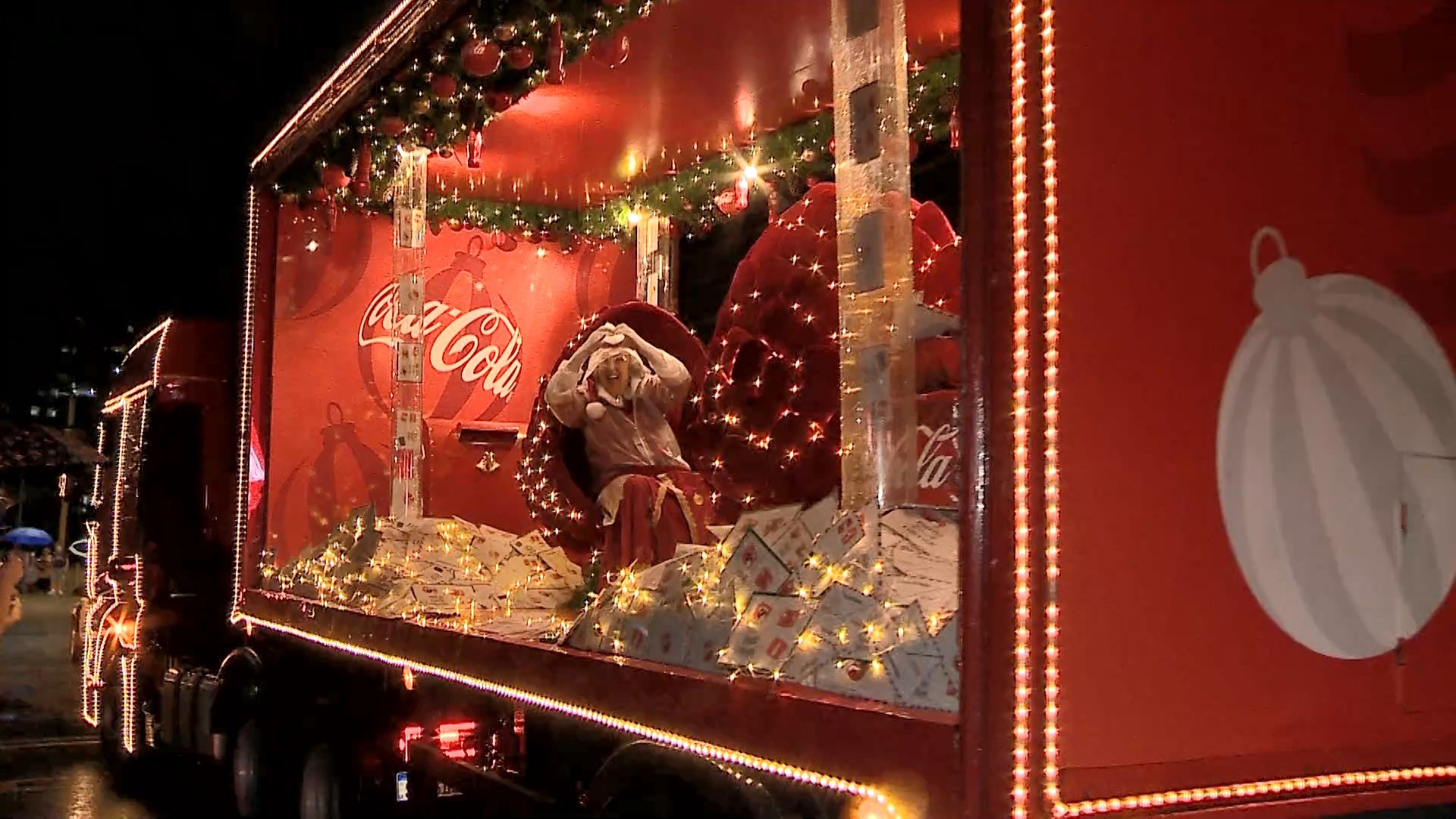 VÍDEO: Veja como foi a passagem da Caravana de Natal da Coca-Cola em Juiz de Fora 