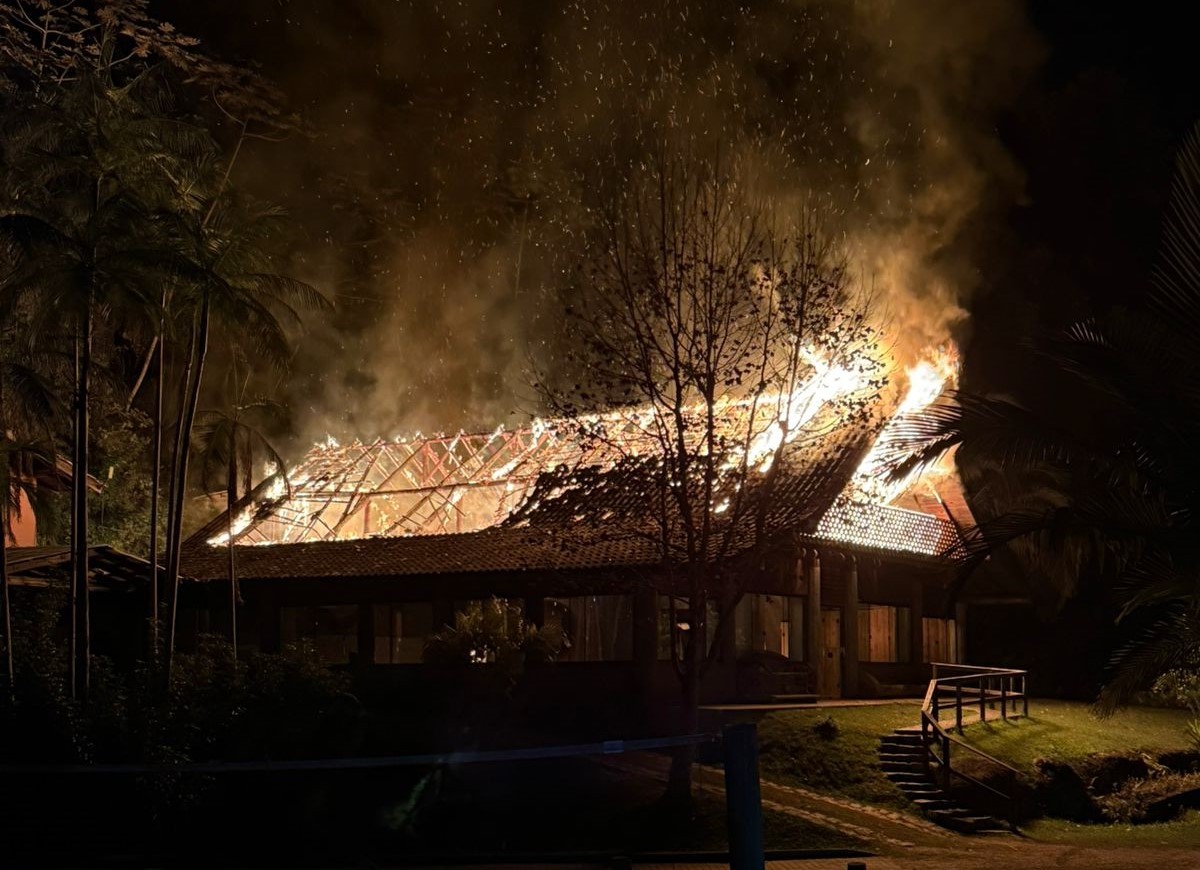 Incêndio atinge estrutura de sítio onde ocorria retiro religioso para mulheres em SC; VÍDEO