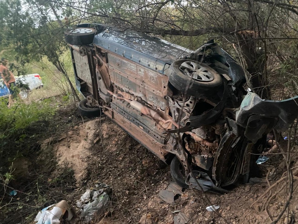 Homem de 37 anos morre e outras duas pessoas ficam feridas após carro capotar em curva no Piauí — Foto: Reprodução