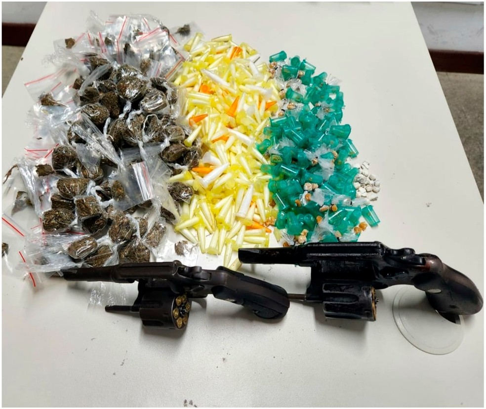 Material apreendido com o suspeito — Foto: Divulgação/Polícia Militar