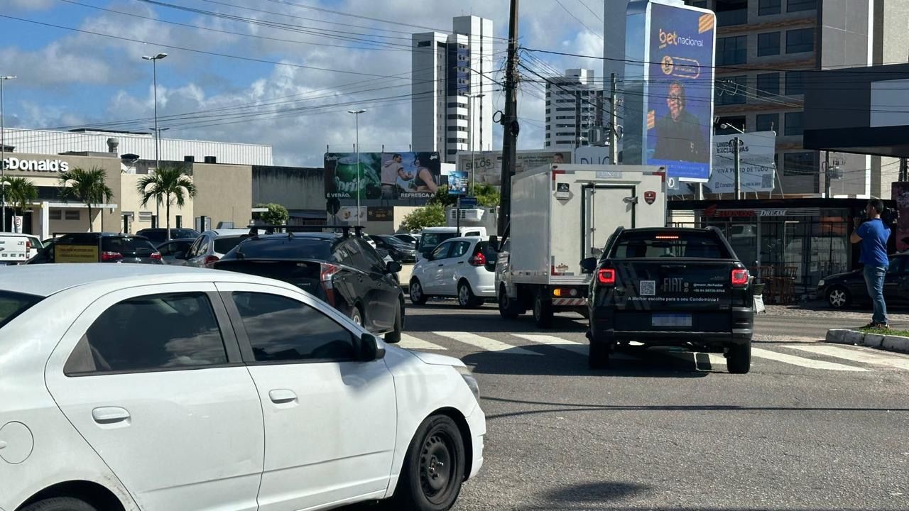 Rua em Capim Macio é interditada para obra, e trânsito fica complicado na Avenida Roberto Freire em Natal