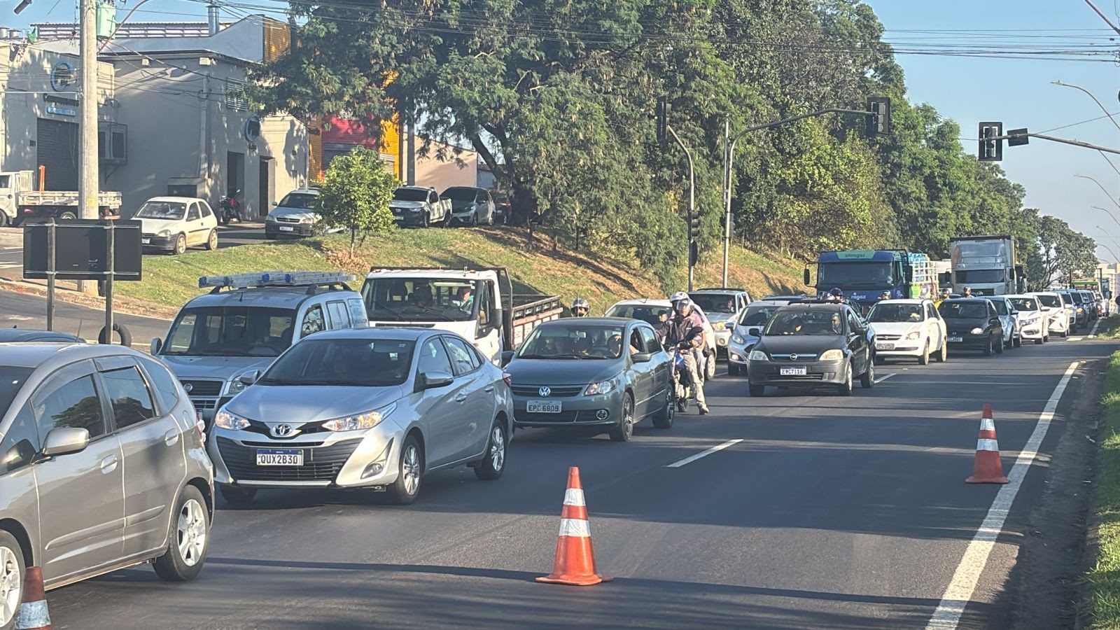 Acidente entre carro e moto deixa mulher ferida, bloqueia faixas e gera congestionamento na Rodovia Geraldo de Barros em Piracicaba 