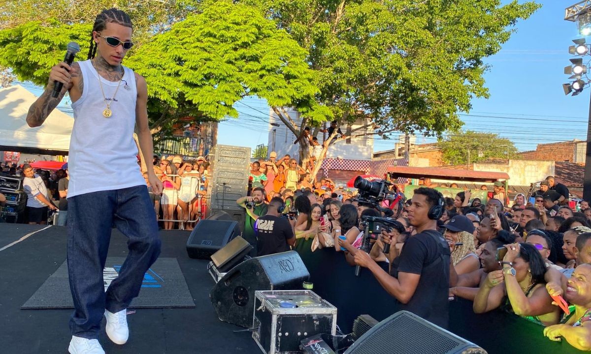 Theuzinho atrai multidão em show gratuito durante gravação de DVD em Feira de Santana; João Gomes e Toque Dez foram convidados