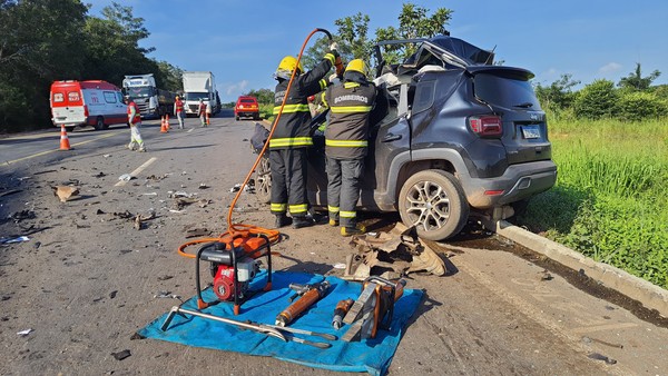 Corpo de Bombeiros precisou desencarcerar corpo de vtima de acidente  Foto: Divulgao/Bombeiros