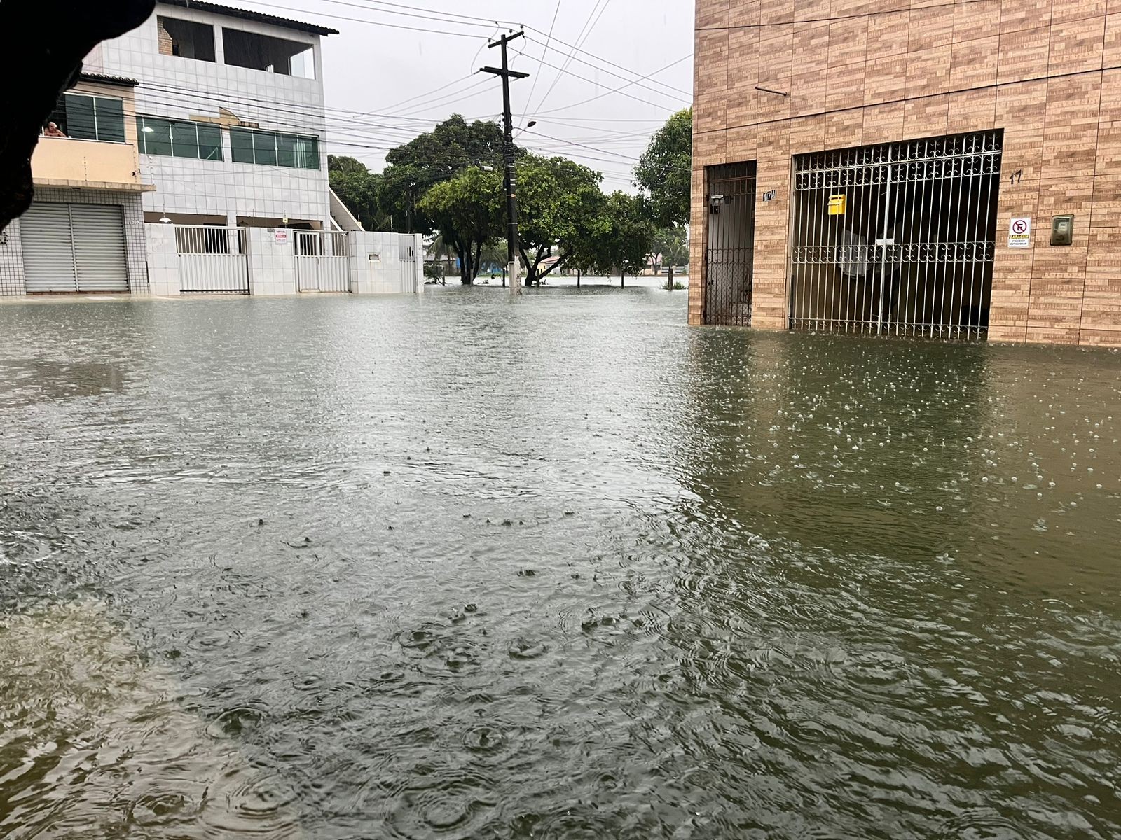 Após fortes chuvas, Natal e Parnamirim suspendem aulas nas redes municipal e estadual