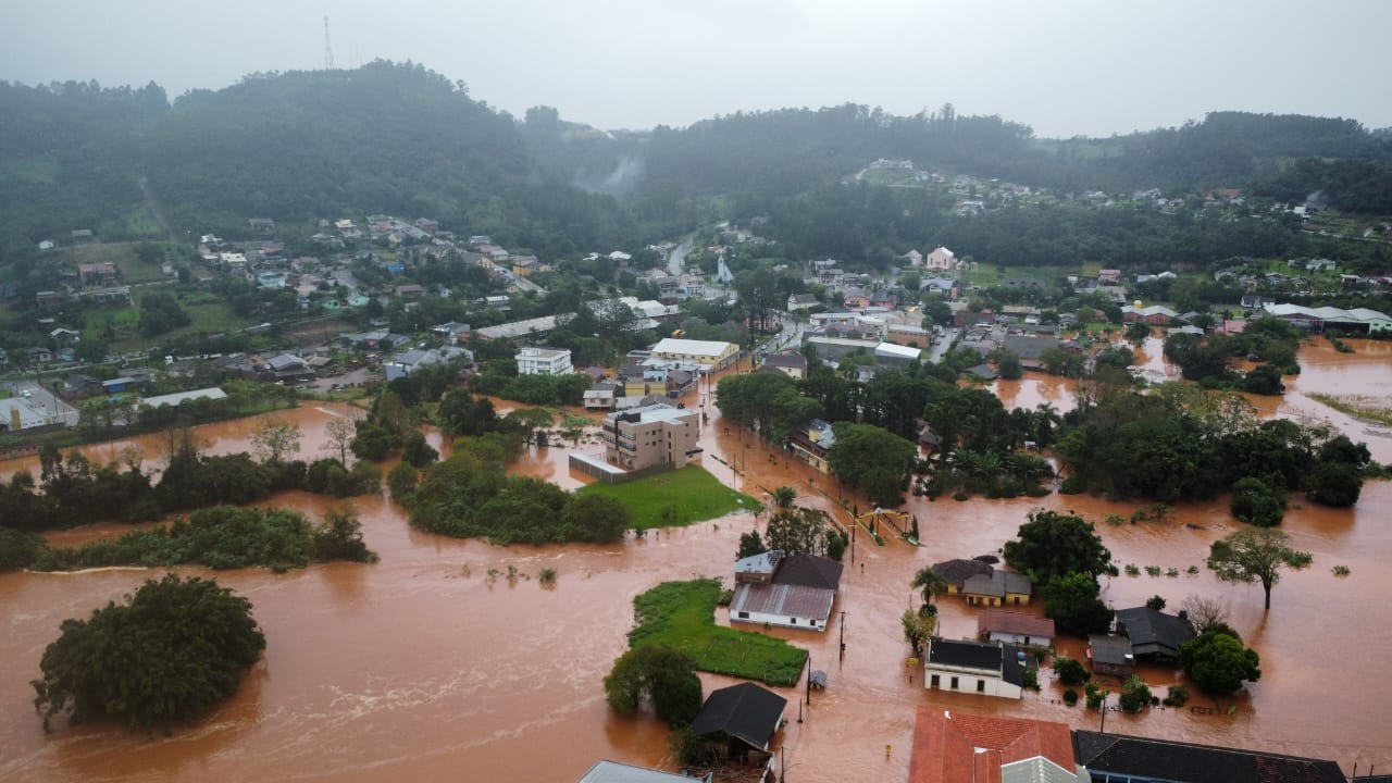 Paraná envia 32 bombeiros, helicóptero e quatro barcos de resgate para auxiliar vítimas das chuvas no Rio Grande do Sul