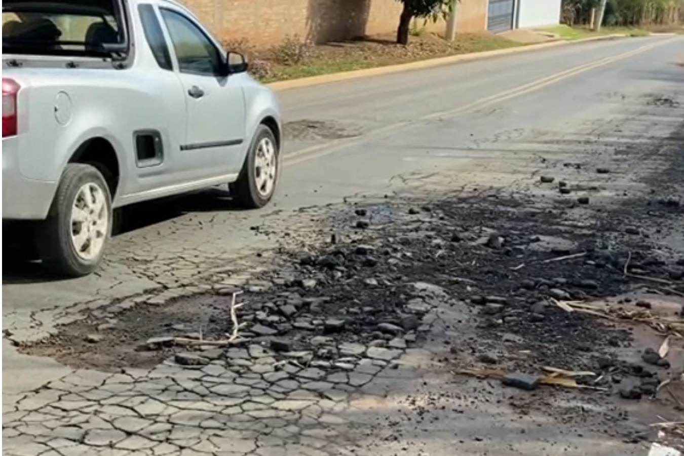 Buracos e lama tomam conta de estrada asfaltada há menos de um ano em Rio das Pedras