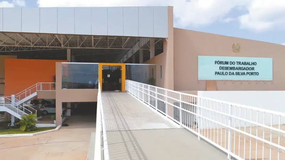 Funcionário terceirizado foi contratado como "mensageiro", porém exercia funções de coordenador para um órgão público da região da Cariri. — Foto: André Alencar