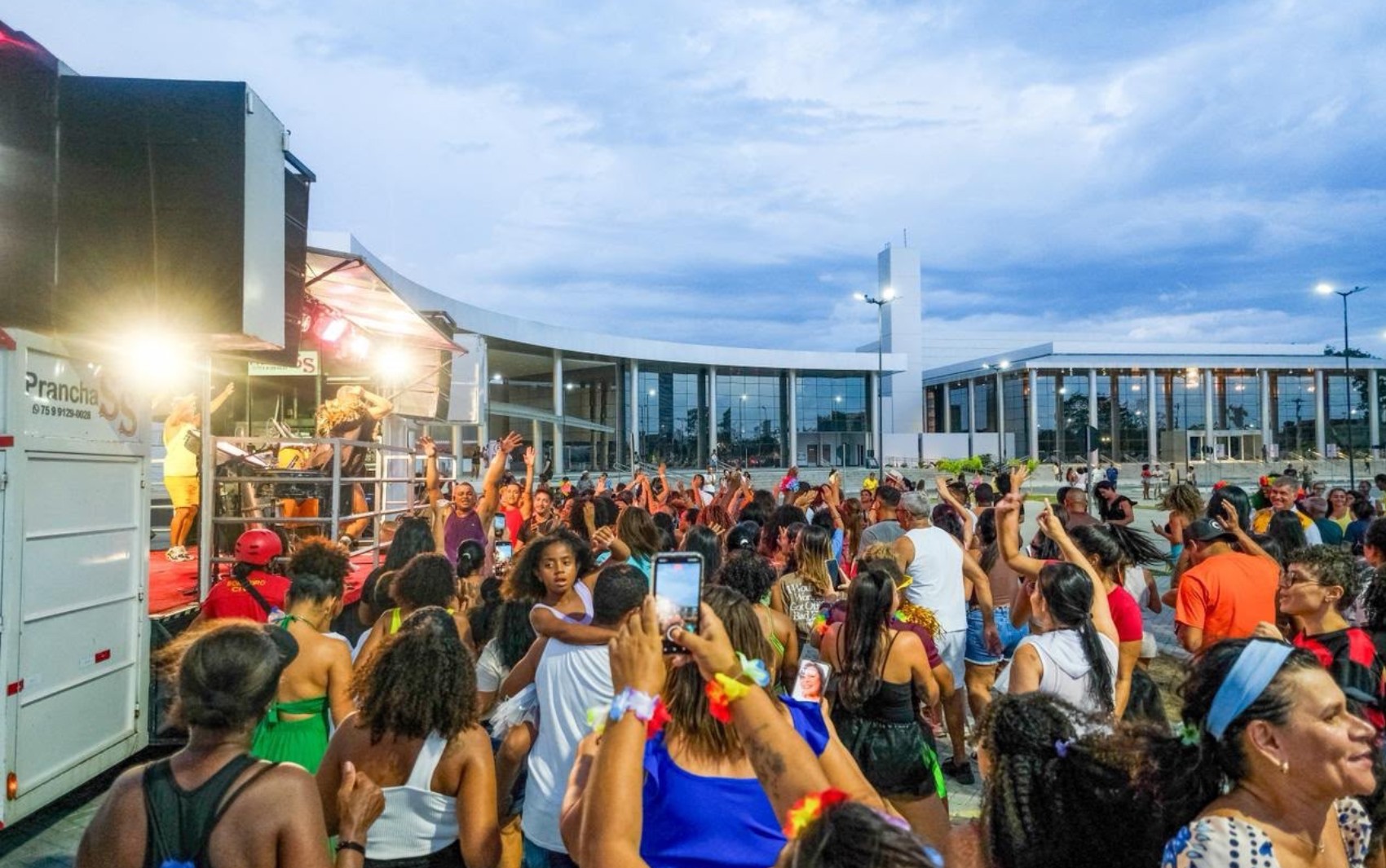 Centro de Convenções de Feira de Santana terão shows, cinema, evento geek e stand-up em julho; veja programação