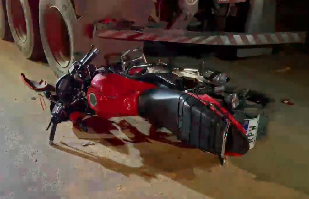 Um jovem morreu e uma mulher ficou ferida após a motocicleta em que eles estavam bater em fundo de um caminhão, em Luís Eduardo Magalhães — Foto: Marlon Ferraz/Blog Braga