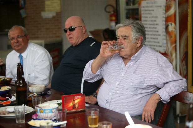 Cerveja e feijoada no bar, aplausos em anfiteatro lotado na Uerj: relembre momentos de Mujica no Rio