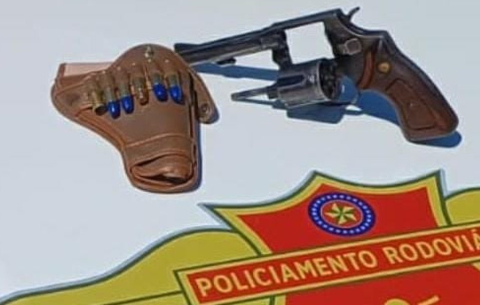 Homem preso em Avaré alegou ter recebido arma de herança — Foto: Polícia Rodoviária/Divulgação