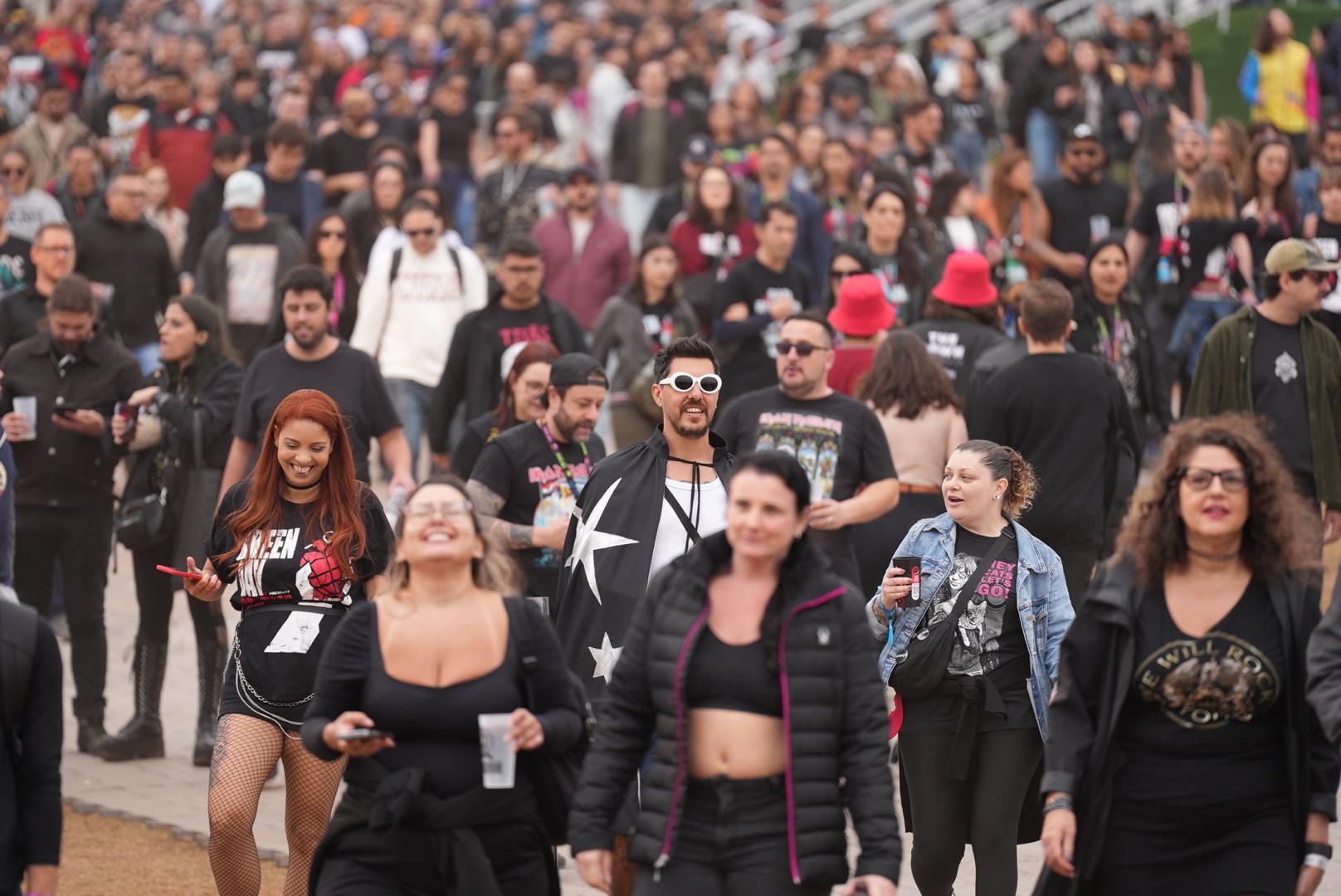 Roqueiro ou roqueira? 'Cabelão' é moda no dia do rock do The Town