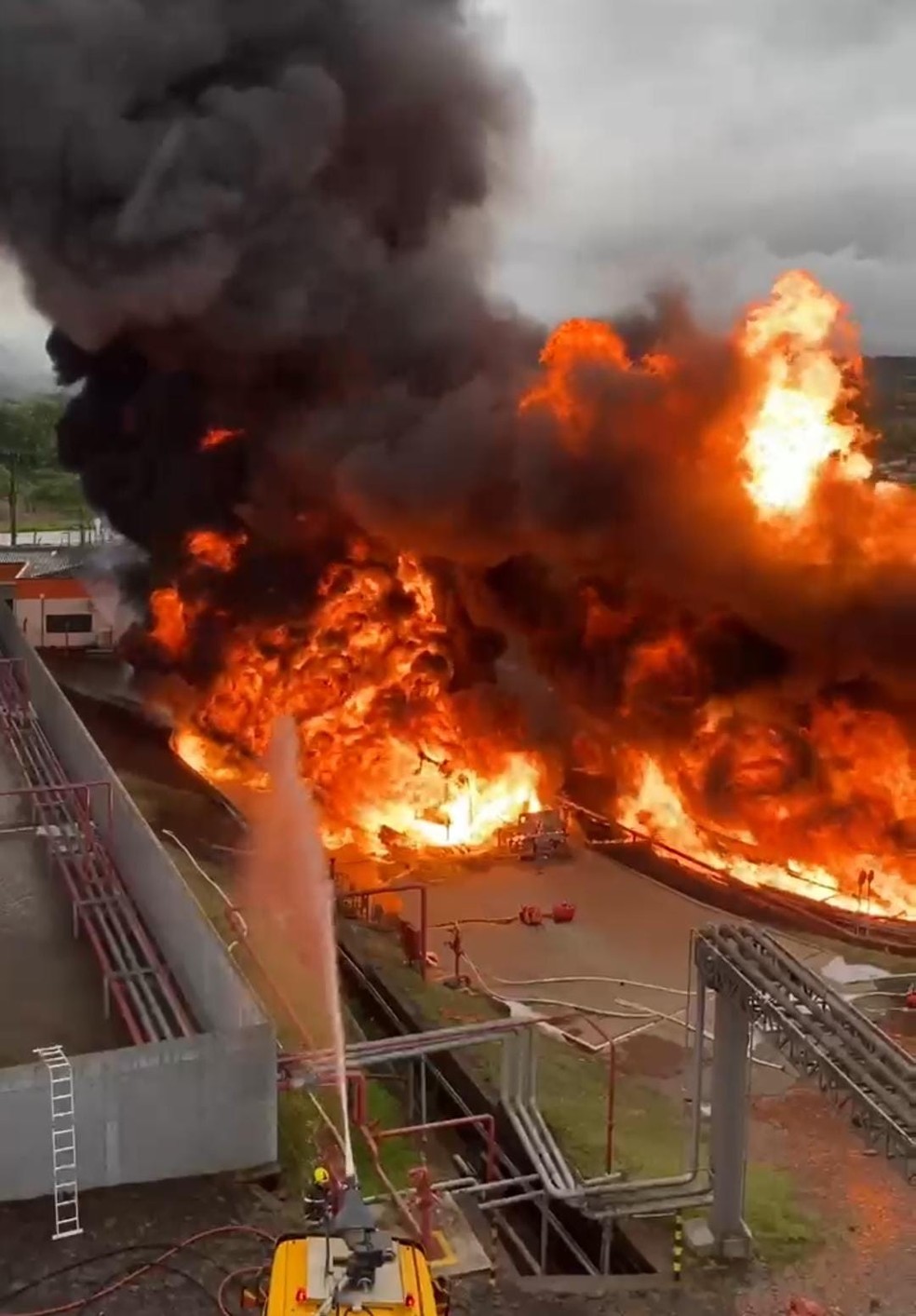 Incêndio em distribuidora de combustível espalha fumaça tóxica no Oeste — Foto: Corpo de Bombeiros/Divulgação