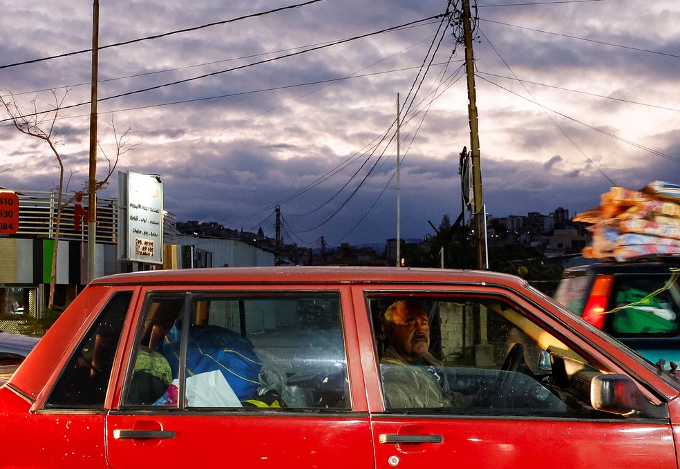 Homem observa pela janela do carro enquanto dirige para o Sul do Líbano, após a entrada em vigor do cessar-fogo entre Israel e o grupo Hezbollah — Foto: Adnan Abidi/Reuters