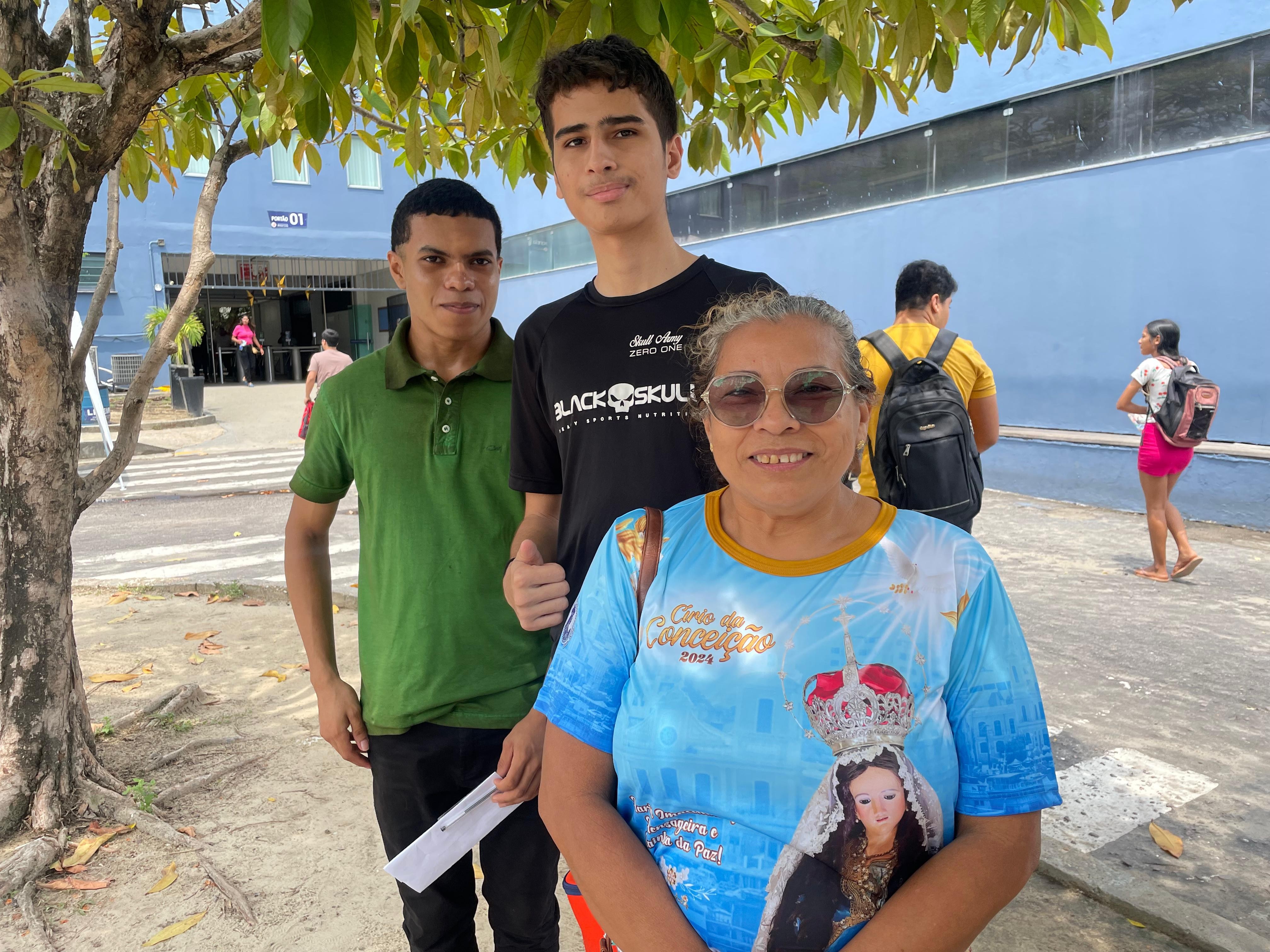 Enem 2024: Pelo 2º domingo seguido, dona de casa espera na porta do local de prova para apoiar filho e sobrinho em Manaus