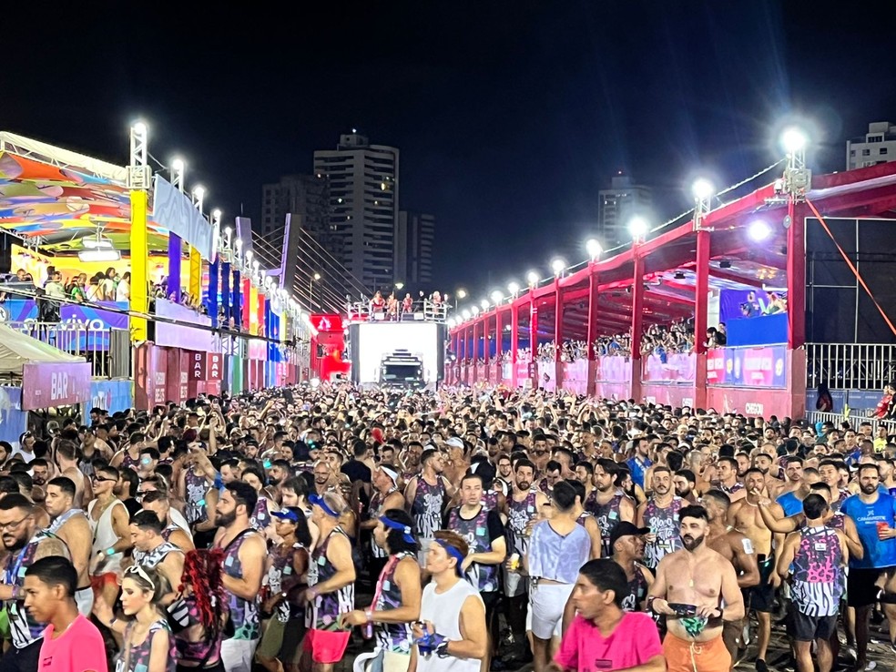 Anitta com o Bloco da Anitta no sábado de Carnatal (8) — Foto: Vinícius Marinho/Inter TV Cabugi