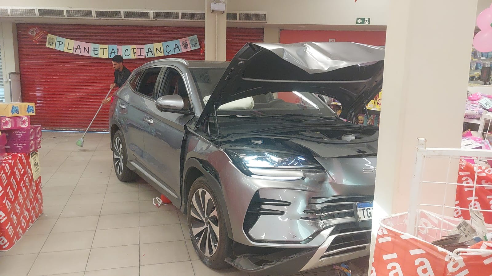 Carro invade loja de departamento na Região Metropolitana de Salvador