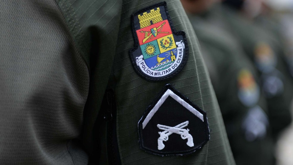 Durante a prisão, uma arma de fogo sem registro foi encontrada na posse do policial, o que fez com que ele fosse autuado em flagrante. — Foto: Governo do Ceará/ Divulgação
