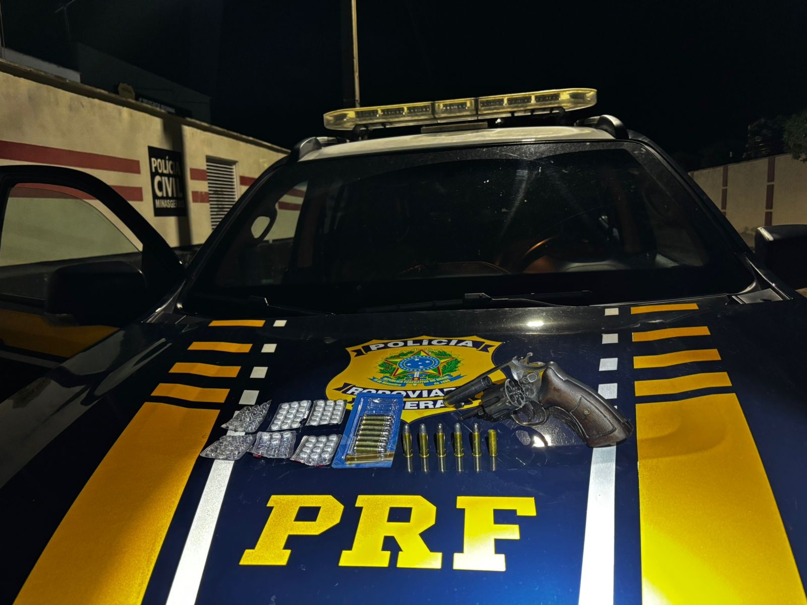 Caminhoneiro é flagrado na BR-251 sem fazer o descanso obrigatório e admite ter usado rebite