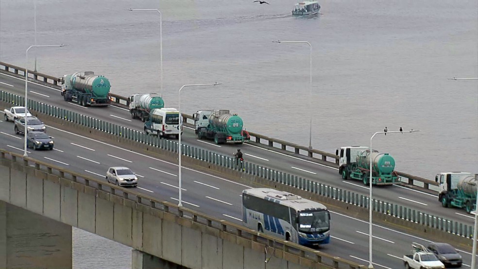Comboio de caminhões cruza a Ponte com água para São Gonçalo — Foto: Reprodução/TV Globo