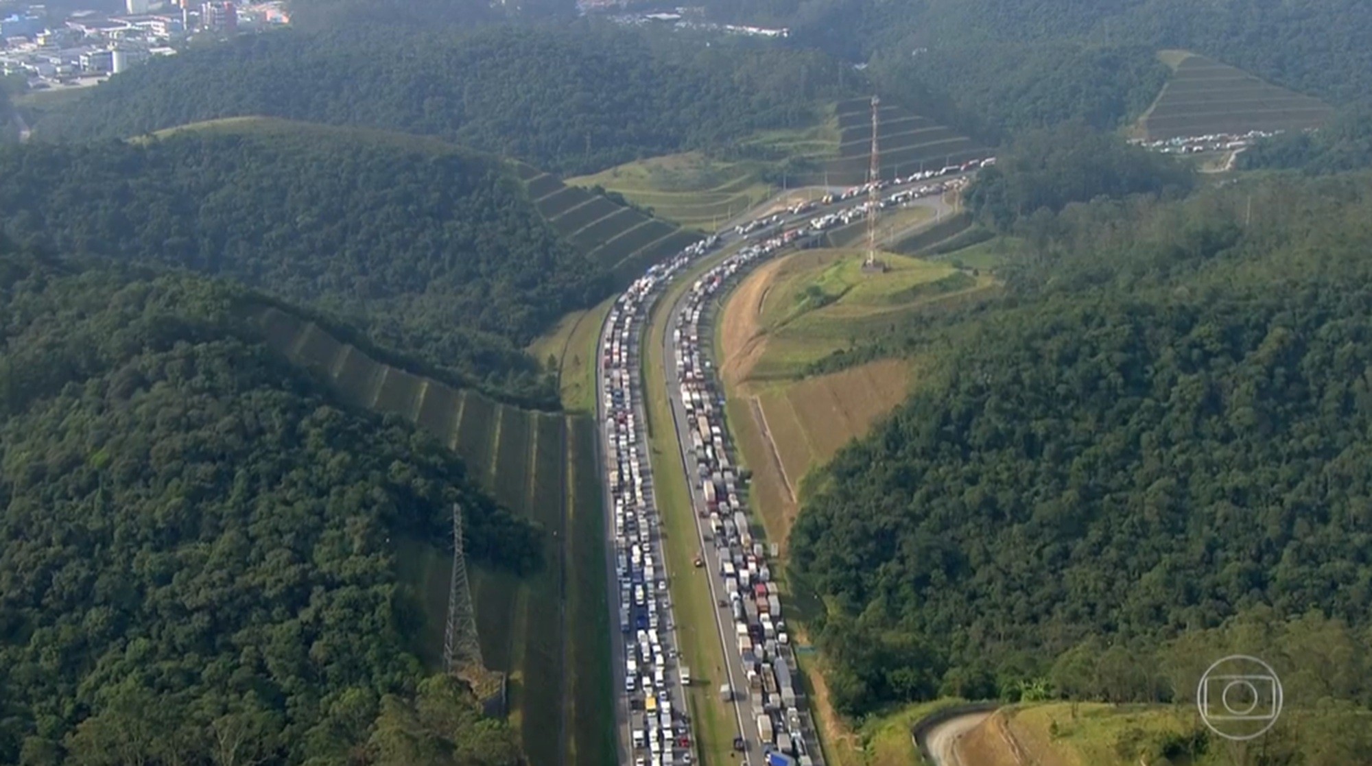 É #FAKE que vídeo mostre greve de caminhoneiros em rodovia de São Paulo em dezembro de 2025; imagens são de 2018