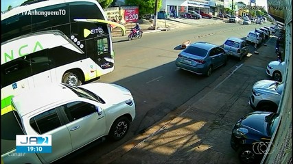 Caixão cai de carro funerário em Av. em Araguaína; veja flagrante