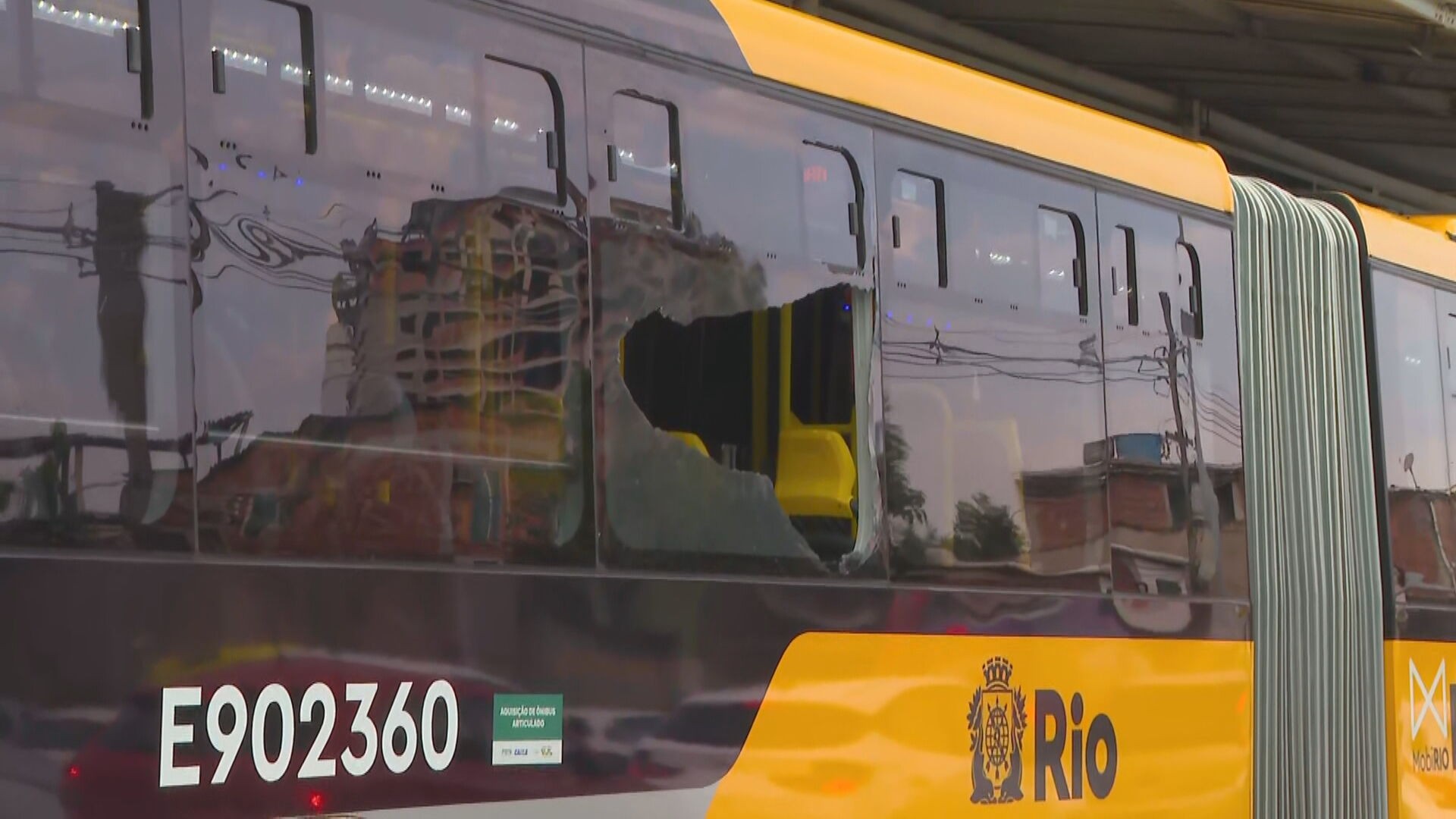 Passageiro morre após ser baleado dentro de ônibus do BRT em Jacarepaguá
