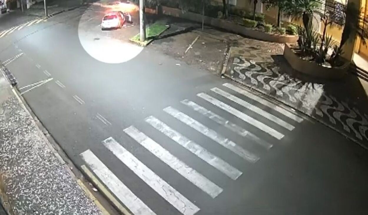 Dois homens são detidos após serem flagrados jogando santinhos em calçada no interior de SP