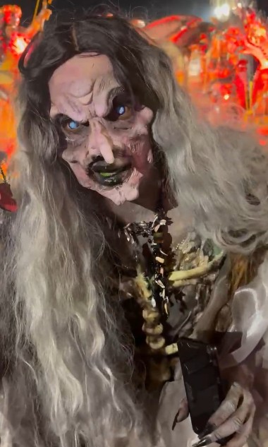 Ex-monstro do Hopi Hari, 'bruxa' da Colorado do Brás orienta bailarinos e deseja 'merda' antes de entrar na avenida em SP